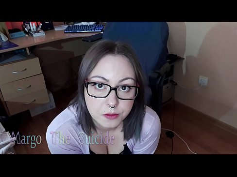 ❤️ 性感的眼镜女孩在镜头前深深地吸吮假阳具 ❤ Super sex