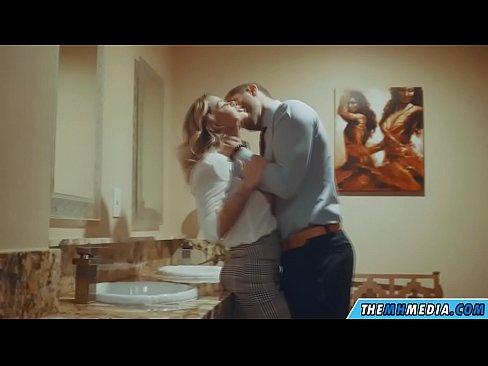 ❤️ 当一个胸大无脑的金发女郎在公共厕所里勾引你时 ❤ Super sex